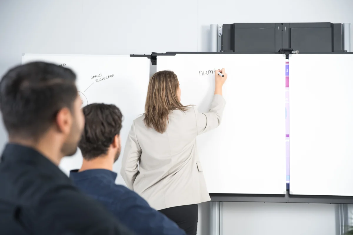 BalanceBox-winx-expansion-set-solution-for-whiteboard-next-to-an-interactive-screen-height-adjustable-wall-solution