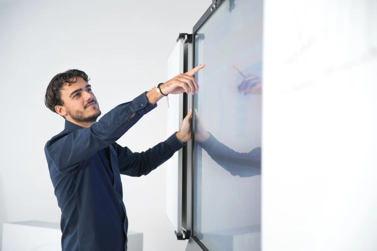 BalanceBox-Height-Adjustable-Mounts-Collaboration-in-motion-working-with-a-screen