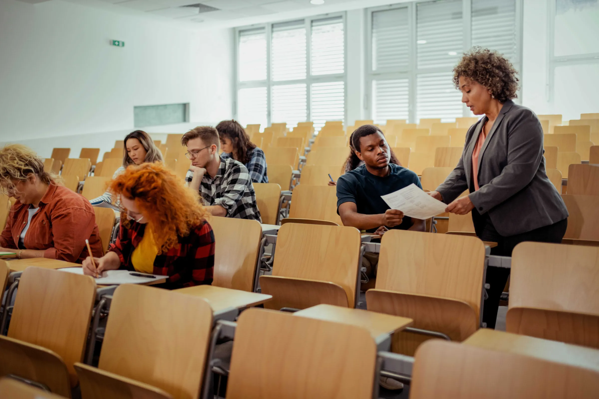 BalanceBox - students in lecture hall - collaboration in motion - class